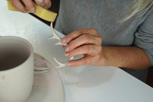Birgitt Darley verputzt den Henkel einer Tasse
